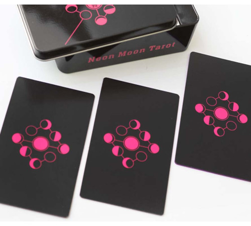 Карти Таро Неонового Місяця Neon Moon Tarot